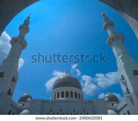 The dome of the Syech Zayed Solo Mosque is very large and majestic, visible from the bright blue sky during the day  Royalty-Free Stock Photo #2400610381