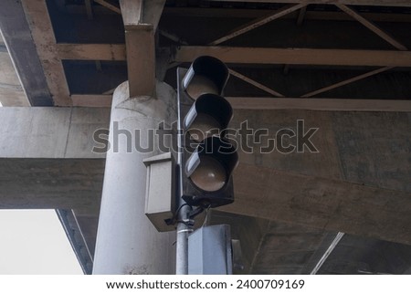 a red light pole that is no longer functioning and is under the flyover
