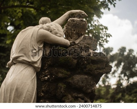 picture of the virgin mary statue crying at the grave