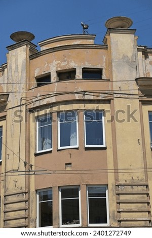 the rounded corner of the street facade of the historic building