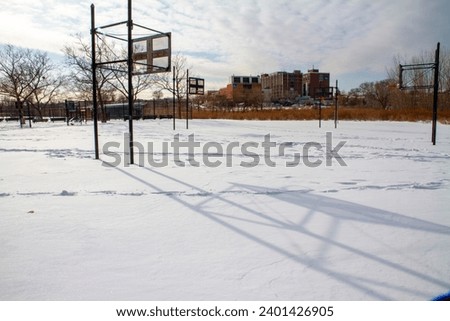 After the heavy snowstorm, two-thirds of the basketball stand was left