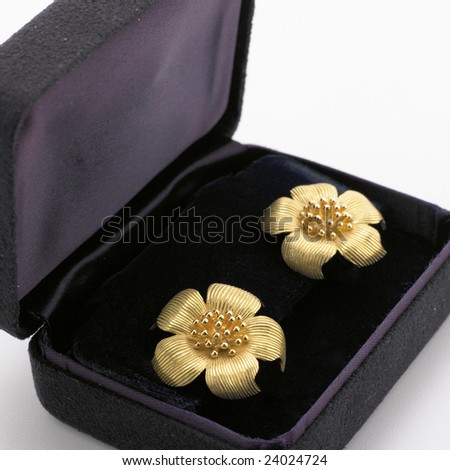 gold flower earring in gift box