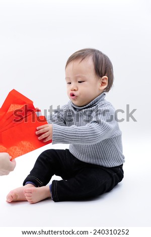 give baby red envelope in Chinese new year