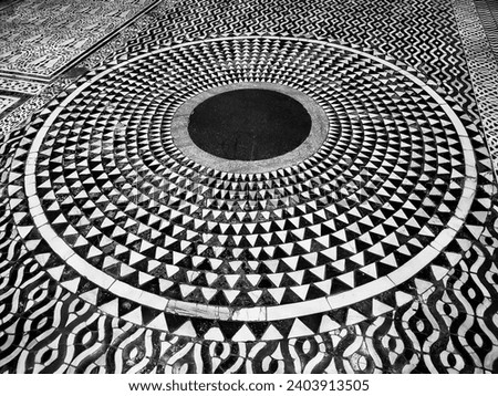 Mosaic pattern floor in black and white
