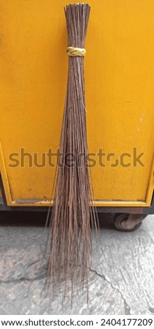 Broom sticks are a tool for cleaning yards, yards or roads, broom sticks are widely used by housing, offices or cleaning staff, which are made from tree stem sticks, the sticks used can come from coco