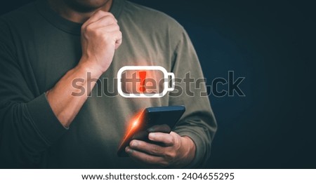 The smartphone's system displays a symbol on the screen to show the battery status that there is a problem with the user. Technology to prevent equipment hazards