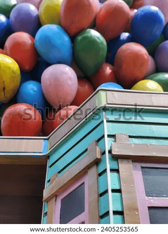 The imitation object of the balloon flying house. A floating house that is equipped with hot air balloons.