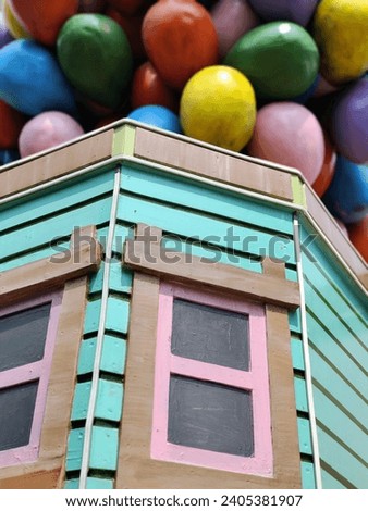 The imitation object of the balloon flying house. A floating house that is equipped with hot air balloons.