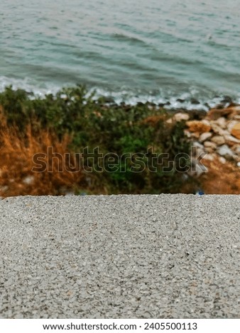 Picture of the sea, the front is clear and the background is blurred