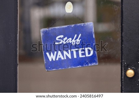 Closed sign with written in it: "Staff wanted".