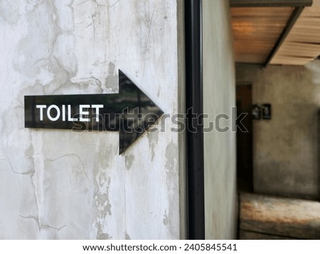 black arrow pointing toilet sign 