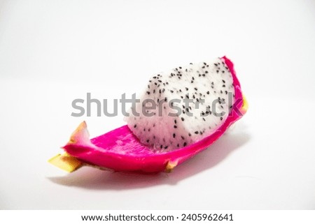 Dragon fruit with easy cutting With the shell attached. It might not be very fresh but the taste is still good.