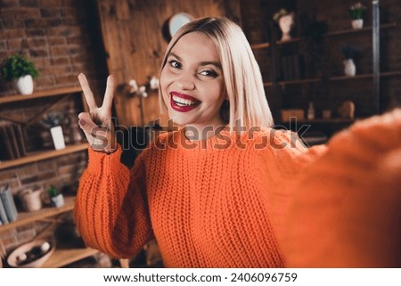 Portrait of cheerful funky person toothy smile make selfie hand fingers demonstrate v-sign loft interior indoors
