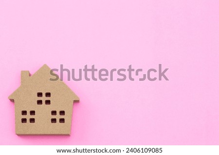 House model on a pink background.