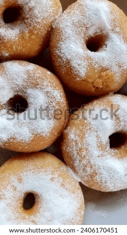 Picture of portrait donuts sprinkled with refined sugar