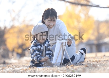 Parent and child drawing a picture
