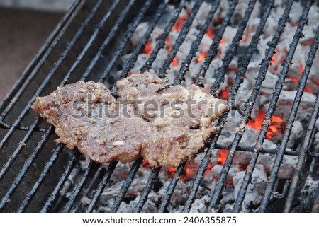 Pictures of the atmosphere of grilling steak in a temple for family relaxation.