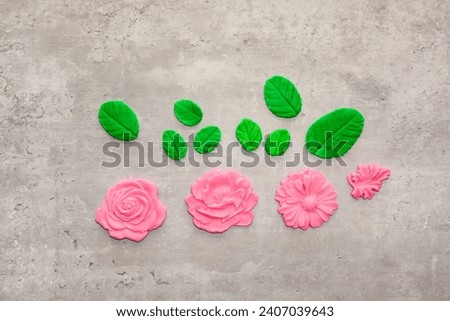 Various flowers and leaves made of crust butter cream using a silicon mold to decorate cakes or cookies.