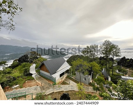 The elegant house is located on a hilltop, providing a stunning view of the mountain landscape still shrouded in morning dew. Surrounded by alluring natural beauty