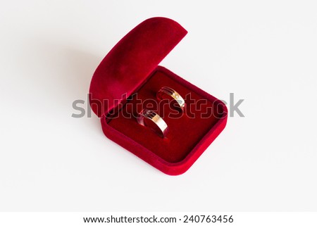 wedding rings in gift box