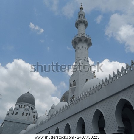 The minaret of the solo zayyid mosque. Royalty-Free Stock Photo #2407730223
