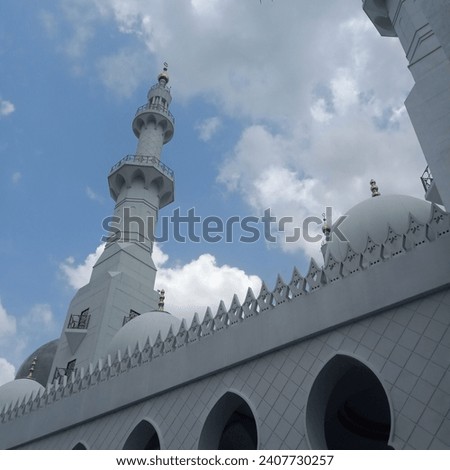 The minaret of the solo zayyid mosque. Royalty-Free Stock Photo #2407730257