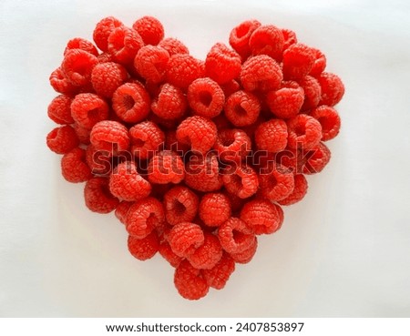 The heart reminds us of the love and care that we can show to our loved ones. Each berry is a symbol of love that fills our lives with bright colors.