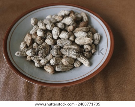 Food in the form of boiled peanuts as a snack
