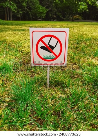 Notice! Don't step on the grass. Prohibition sign on the lawn. Sign prohibiting walking on the grass.
