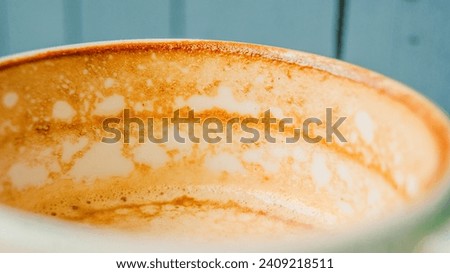 The pattern formed by the coffee foam around the cup.