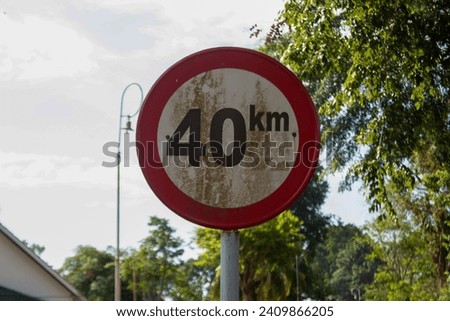 a road sign showing a speed of 40 km per hour