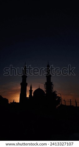 The mosque backs away from the sunlight in the afternoon so that it forms a beautiful silhouette