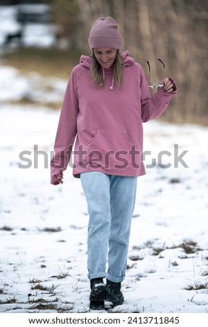 Blonde woman in winter context with casual clothes.