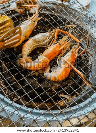 Grill the shrimp on the grill.