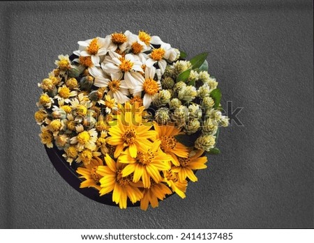 In the picture, flowers in yellow and white tones are used to decorate a type of container by arranging each type of flower to be the same color and the same flower in a circle, beautifully used to de