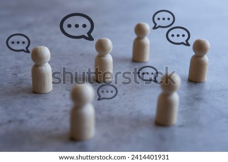 Wooden dolls and speech bubble. Discussion, mingle and chatting concept.