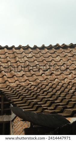 The texture of the photo of the roof tile house is neatly arranged
