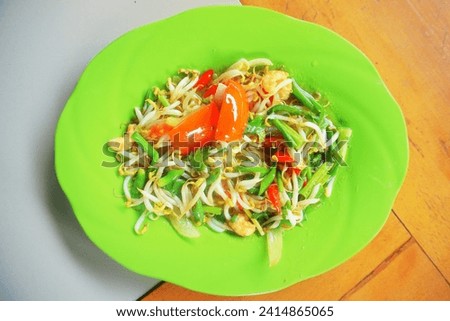 Vegetables as a side menu in a dish, a mixture of bean sprouts, tomatoes, chilies, spring onions, stir-fried with a little sauce