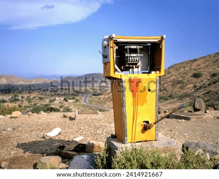 An abandoned old gas station alongside the road from Yemen to Saudi Arabia
