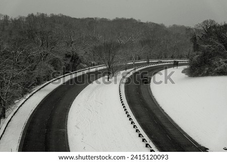 George Washington Memorial Parkway in Virginia, United States in Winter. Snowy. Snow. 2024 Winter Weather. National Park. Northern Virginia. Snowy Roads. Snow in the National Capital Region. A car. 