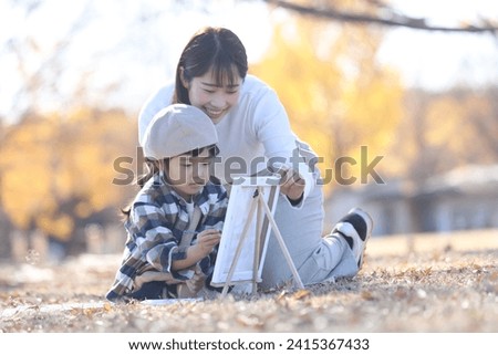 Parent and child drawing a picture
