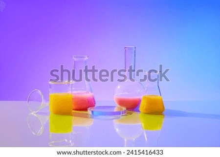 The pink and yellow liquids were stored in laboratory beakers, Erlenmeyer flasks and high-necked spherical flasks. In the middle is a circular glass podium on a blue-purple gradient background.