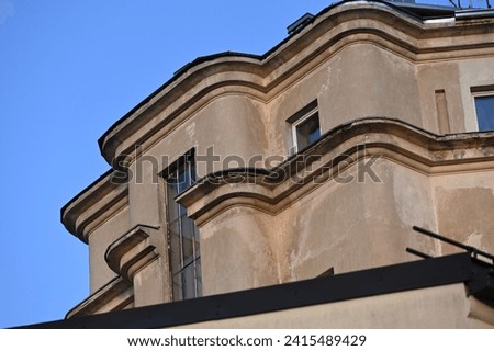 cornices of the historical building echoing the rounded corners of the building