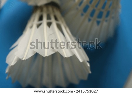 The badminton shuttlecocks used by badminton players are used indoors and outside the court and meet standards