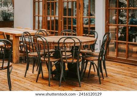 Round empty wooden table and chairs for meeting up in room, vintage style