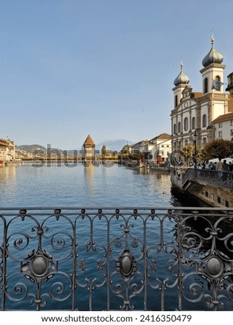 The Reuss River divides the city of Lucerne into the Old Town and the New Town. The two parts of the city are connected by the world's oldest covered wooden bridge (Kapellbrücke, "Chapel Bridge").