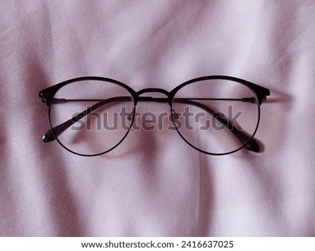 Photochromic glasses use black frames placed on white cloth 
