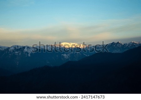 In the image, the Swargarohini range is visible in the background. The photo was taken from the Kedarkantha trek (Uttarkashi district, Uttarakhand) in the evening.