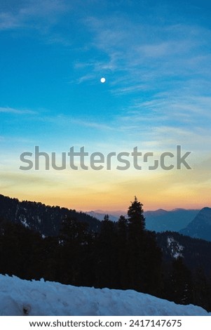 In the image, the Swargarohini range is visible in the background. The photo was taken from the Kedarkantha trek (Uttarkashi district, Uttarakhand) in the evening.