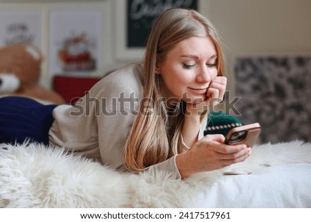 girl chatting on a dating site